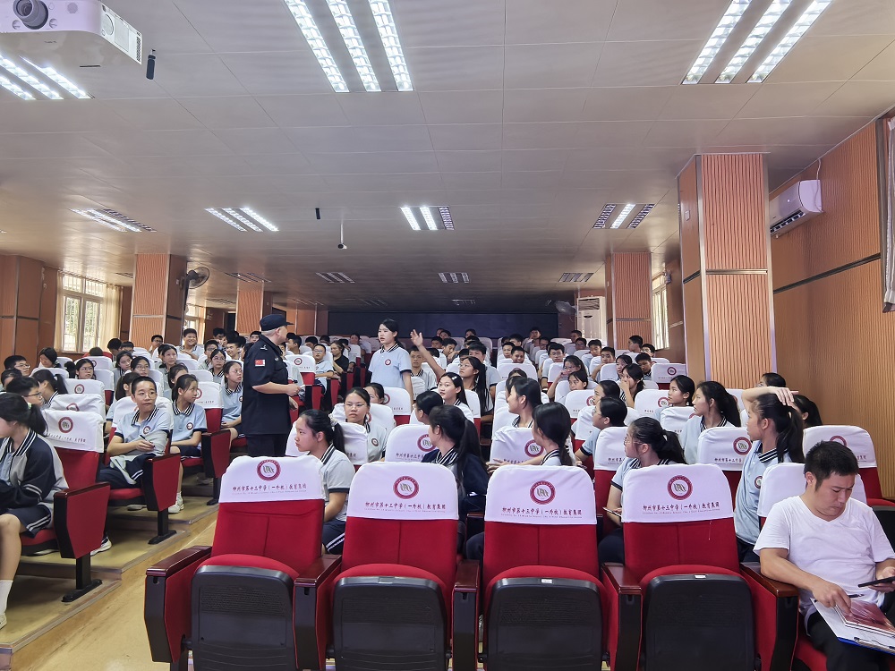 学生积极举手回答问题1.jpg