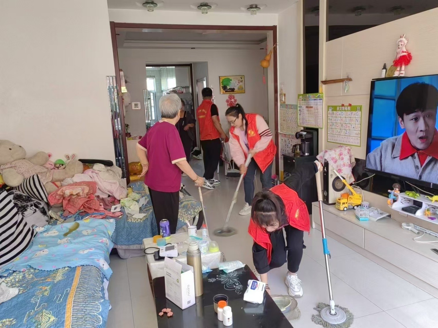 y元宝山区西城街道王府社区关工委中秋慰问活动照片3jpg_副本.jpg