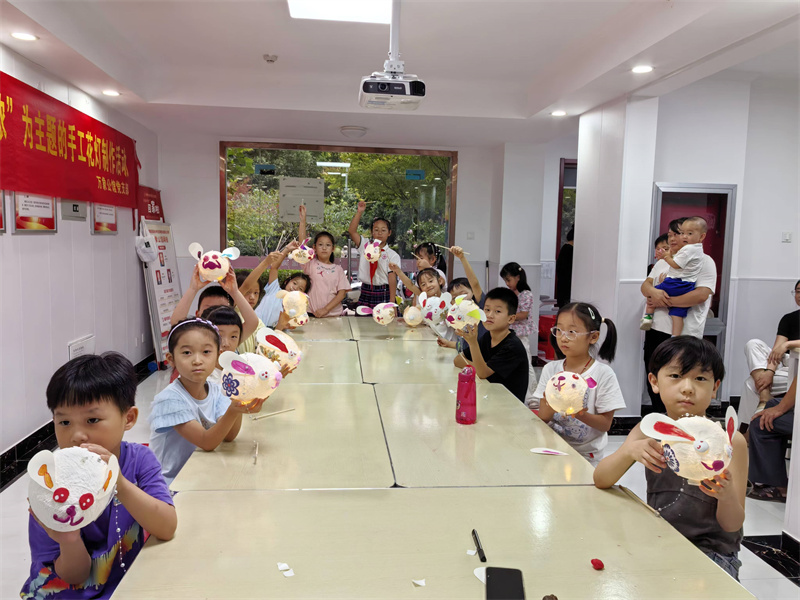 1726297754873103.jpg 合肥市包河区烟墩街道清水冲社区关工委:花灯邀明月 中秋情意浓 (1).jpg