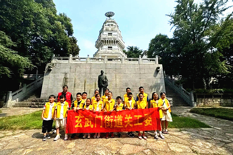 1726359353437269.jpg 江苏省南京市玄武区百子亭社区关工委开展“气象万千,‘研’途有你”气象研学活动(4).jpg