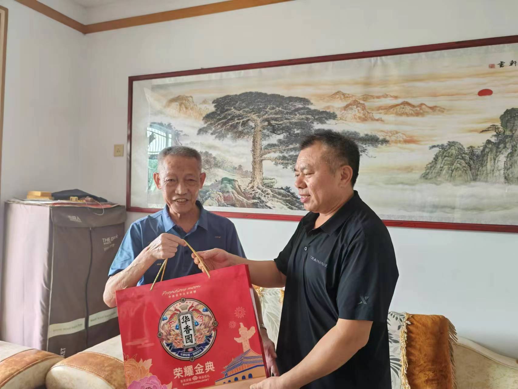 1726361185647229.jpg 钤东街道矿建社区关工委,为弘扬中华民族扶弱助困的传统美德,营造和谐、幸福的浓厚节日氛围。9月14日,联合帮扶单位县机关事务局走进矿建社区走访慰问困难群众,为他们送上节日慰问品和节日祝福,让他们感受到浓浓的温情与关爱。每到一户,志愿者们都与他们进行亲切交谈,仔细询问了解他们的身体情况、生活状况及存在的困难,倾听他们的诉求,叮嘱他们要保重身体,有困难及时与社区保持联系,并为他们讲解党和政府的帮扶政策。投稿朱放萍.jpg