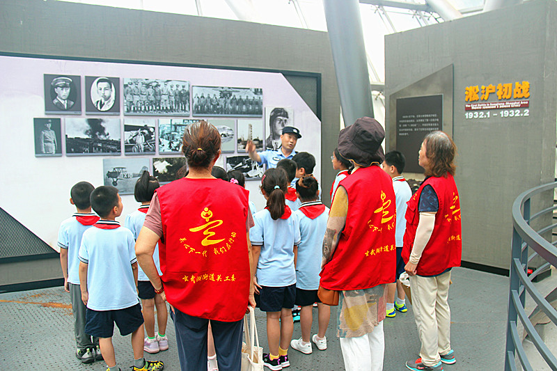 1726630670658144.jpg 江苏省南京市玄武区玄武湖街道关工委联合开展爱国主义教育活动 (4).jpg