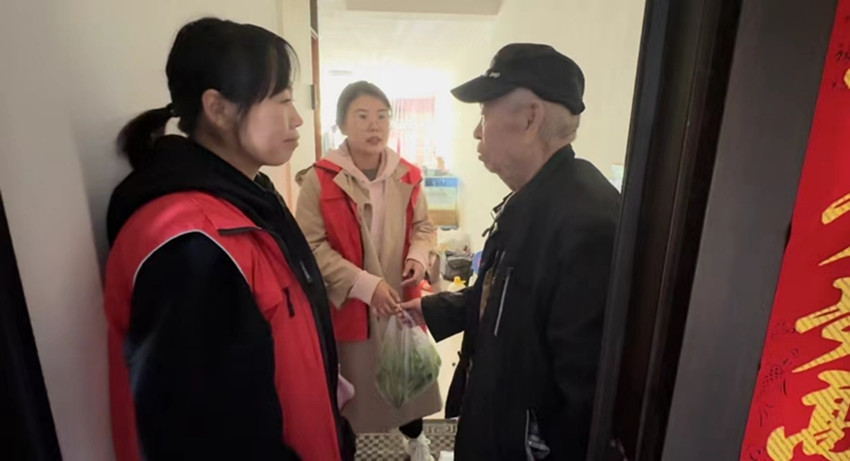 1726797019484417.jpg 元宝山区西城街道新景四季东社区关工委暖心送菜活动照片3.jpg