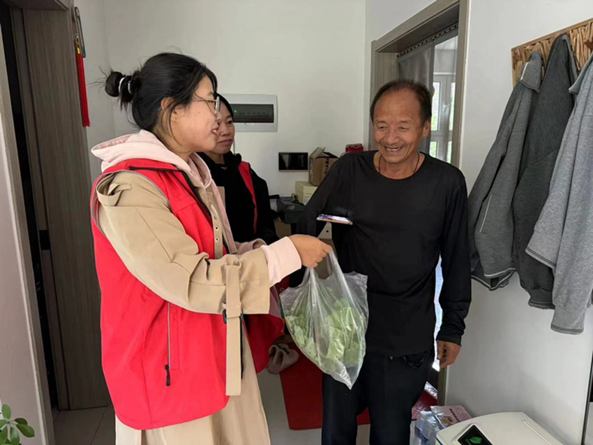 1726797066217767.jpg 元宝山区西城街道新景四季东社区关工委暖心送菜活动照片5.jpg