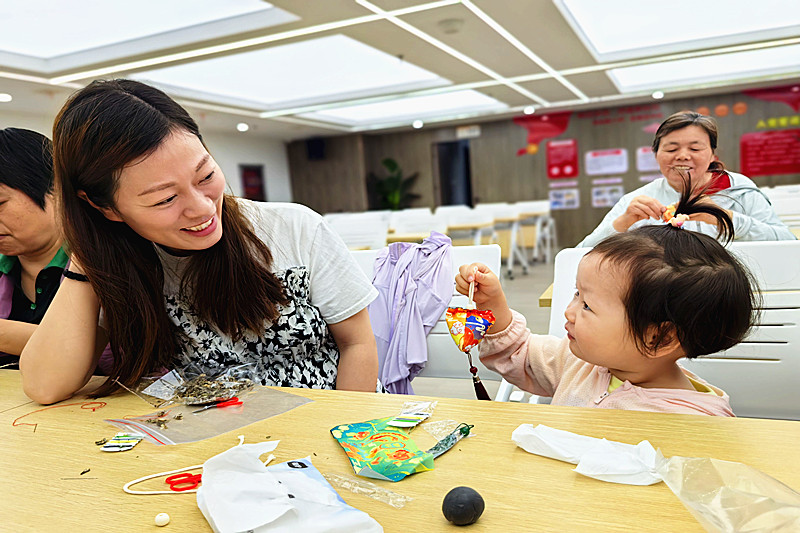 1726961253131892.jpg 江苏省南京市江宁区顺塘街社区开展“制香囊、做月饼,喜迎中秋话团圆”中秋节活动(1).jpg