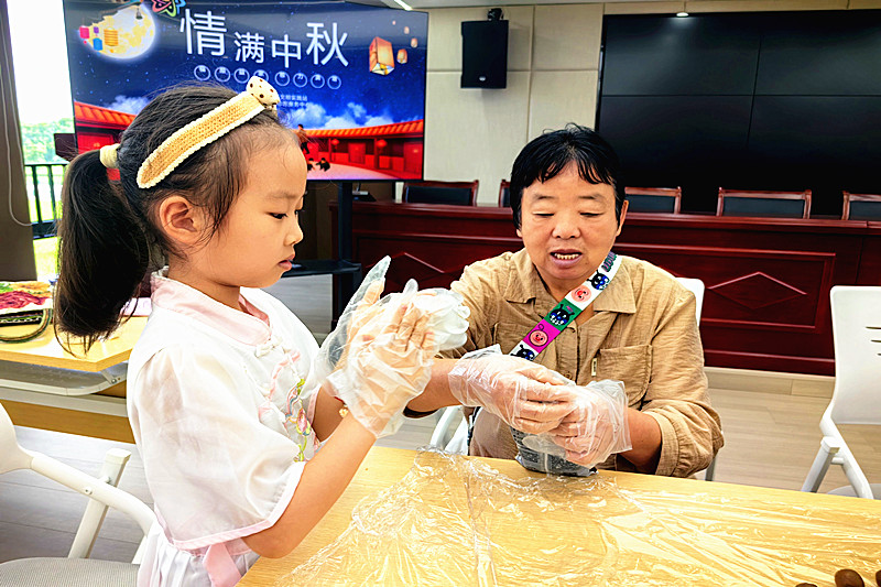 1726961263805861.jpg 江苏省南京市江宁区顺塘街社区开展“制香囊、做月饼,喜迎中秋话团圆”中秋节活动(2).jpg