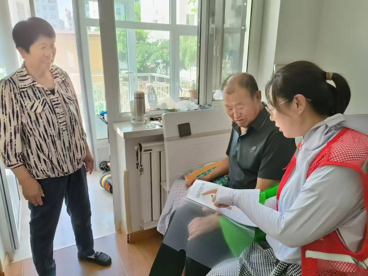 1727053951732887.jpg 元宝山区西城街道如意西社区关工委第二季“玩转智能手机,乐享银龄生活”活动照片2.jpg