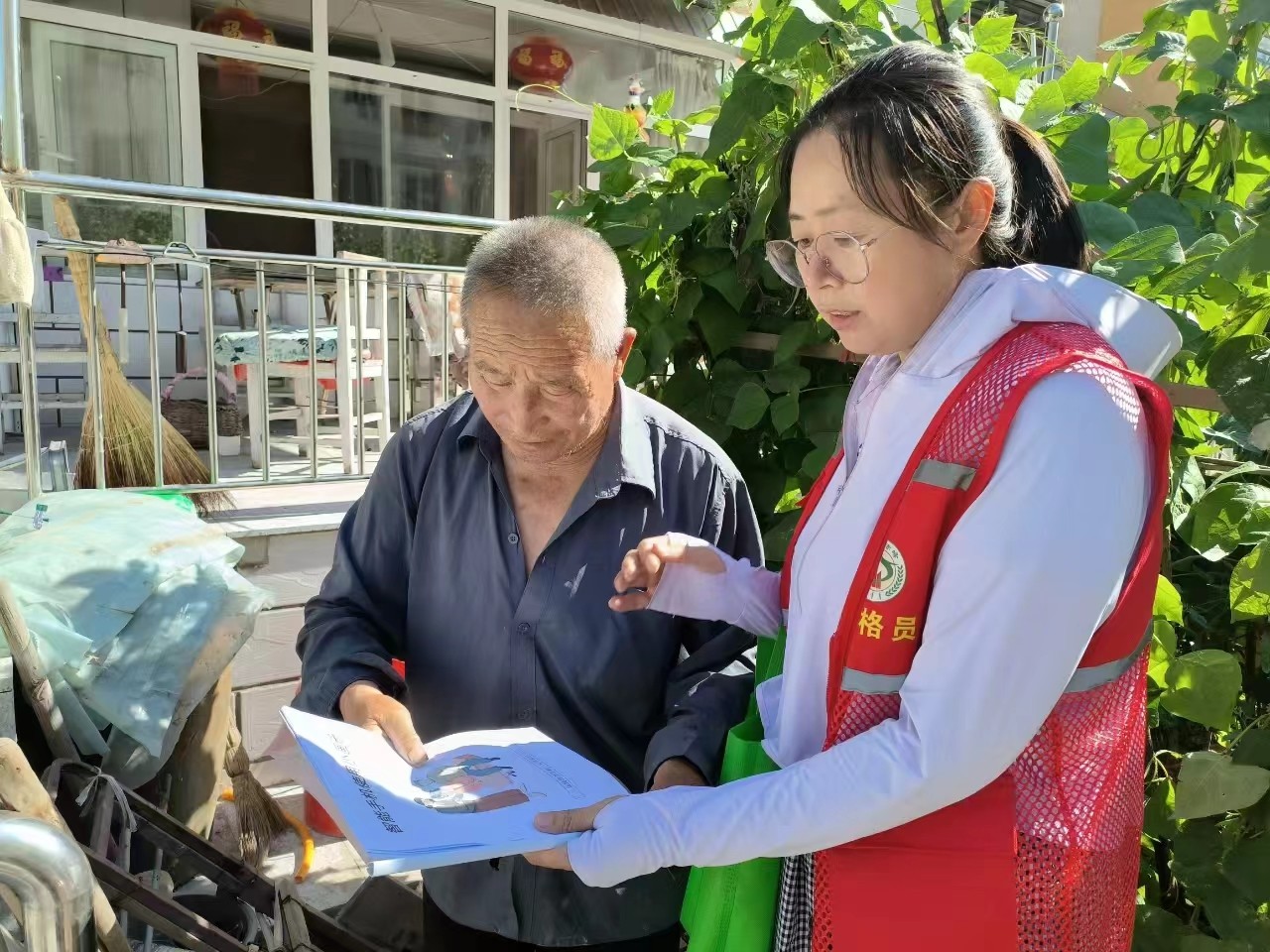 1727054017868886.jpg 元宝山区西城街道如意西社区关工委第二季“玩转智能手机,乐享银龄生活”活动照片4jpg.jpg