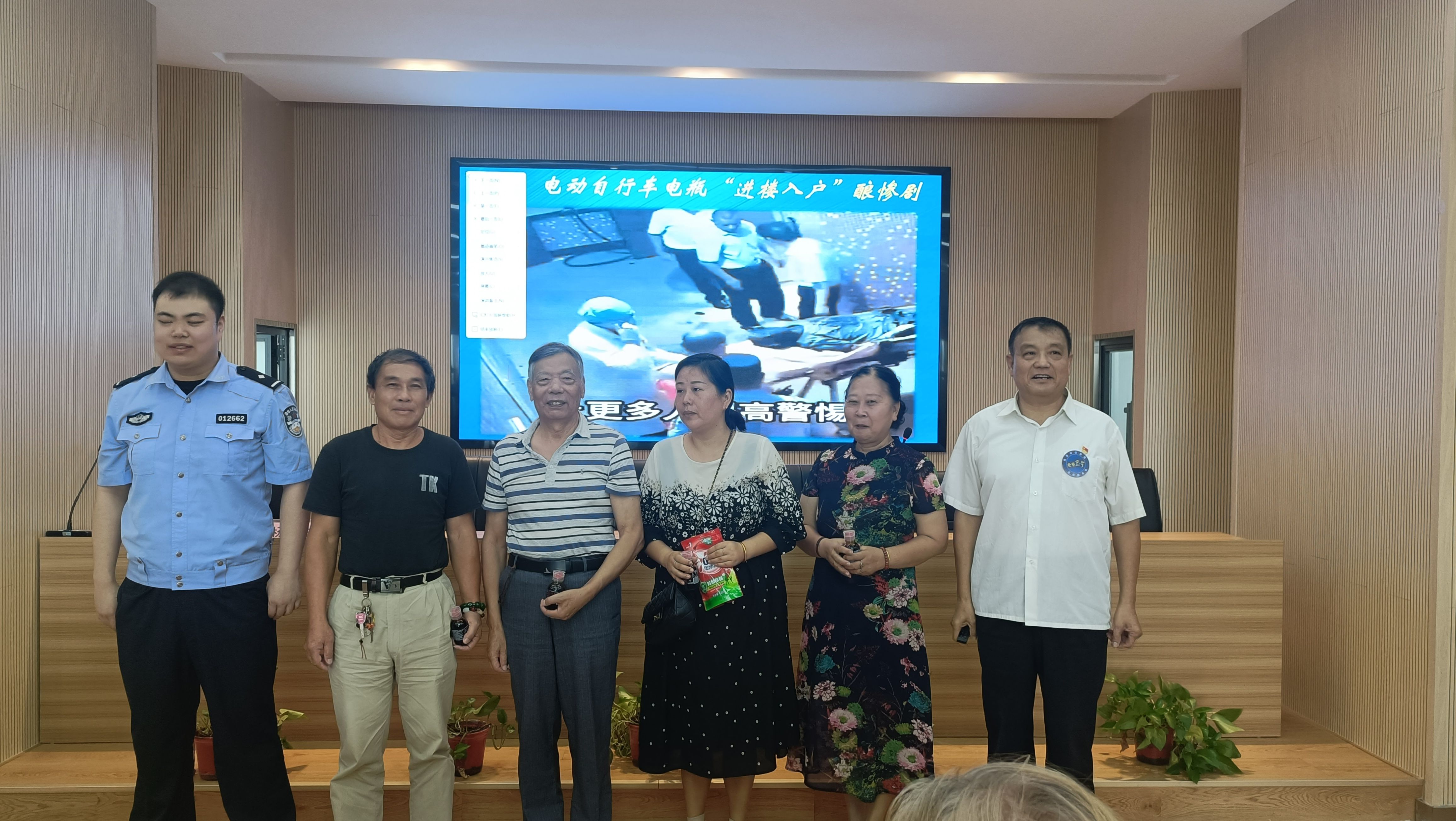 江苏省南京市交通管理局关工委“大讲堂”微课走进绿洲新村社区(4).jpg