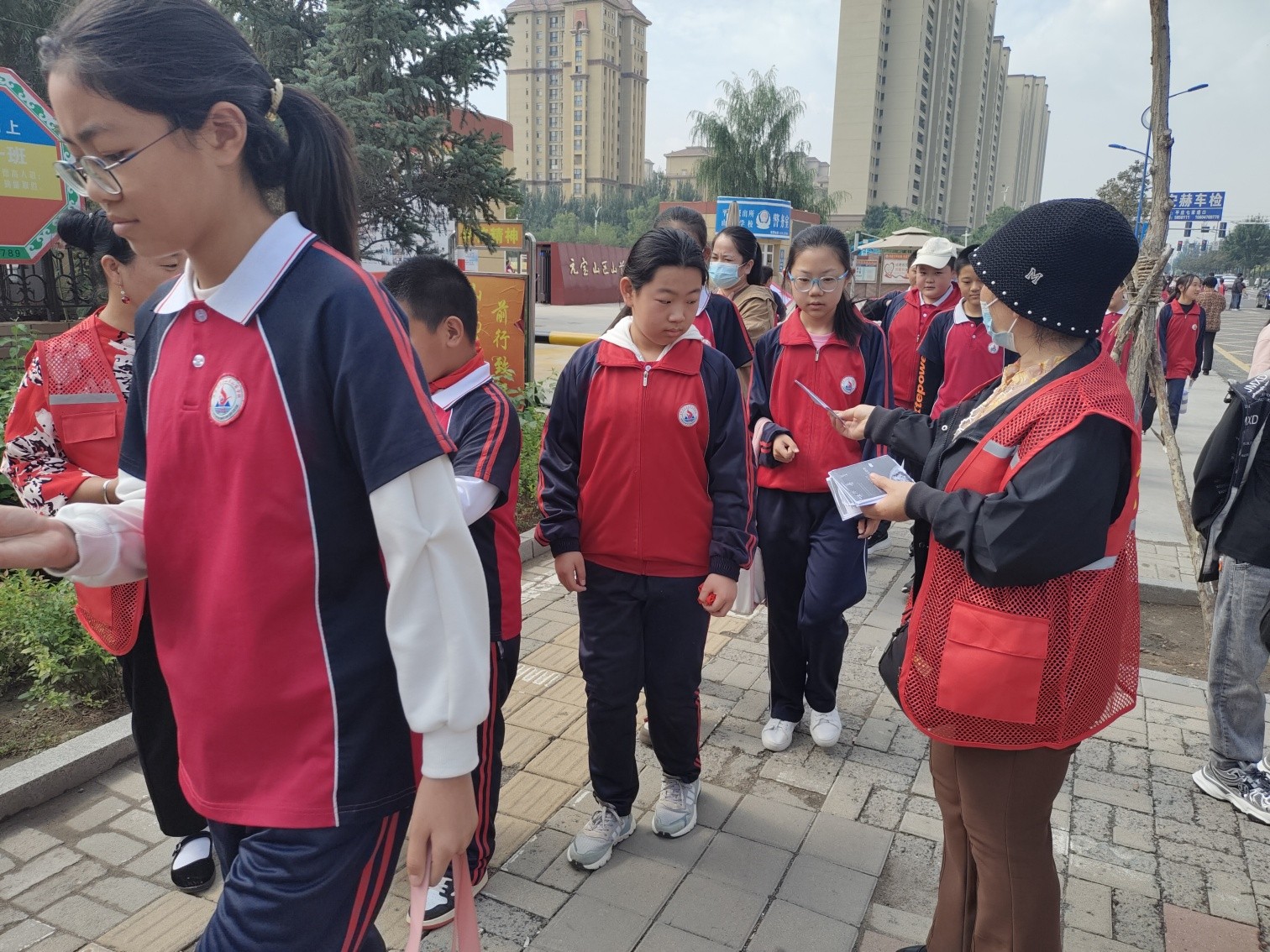 元宝山区西城街道锦绣社区关工委预防校园欺凌宣传活动照片3_副本.jpg
