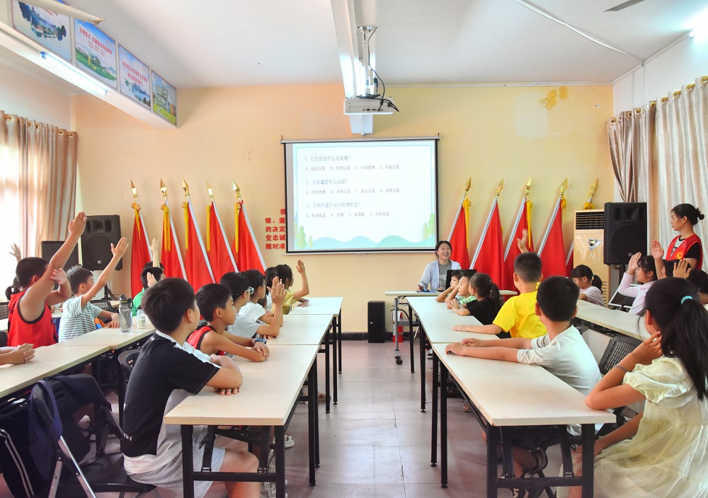 1727257559903212.jpg 孩子们积极举手抢答1.jpg