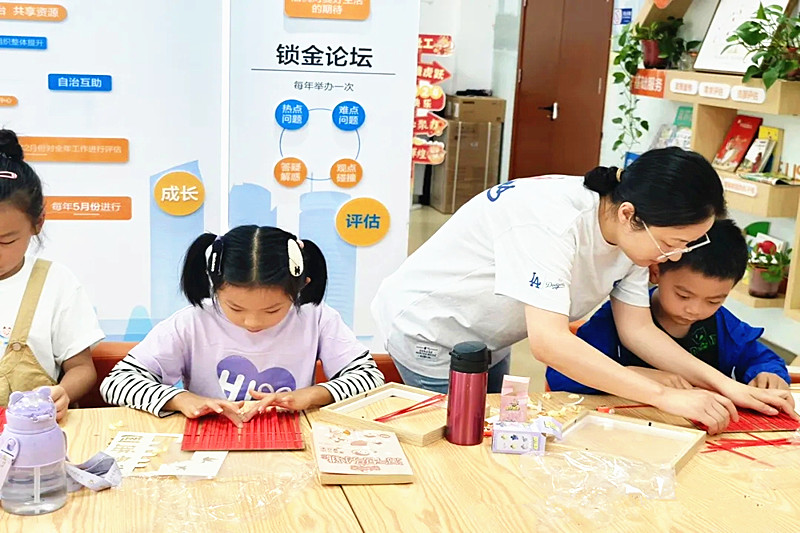 1727483386251356.jpg 江苏省南京市玄武区锁金村街道关工委联合开展了家庭教育讲座及亲子活动(2).jpg
