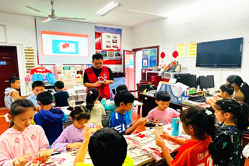 1727483551787584.jpg 江苏省南京市玄武区南农大社区关工委开展“闪闪的红星”青少年爱国主义教育活动 (2).jpg