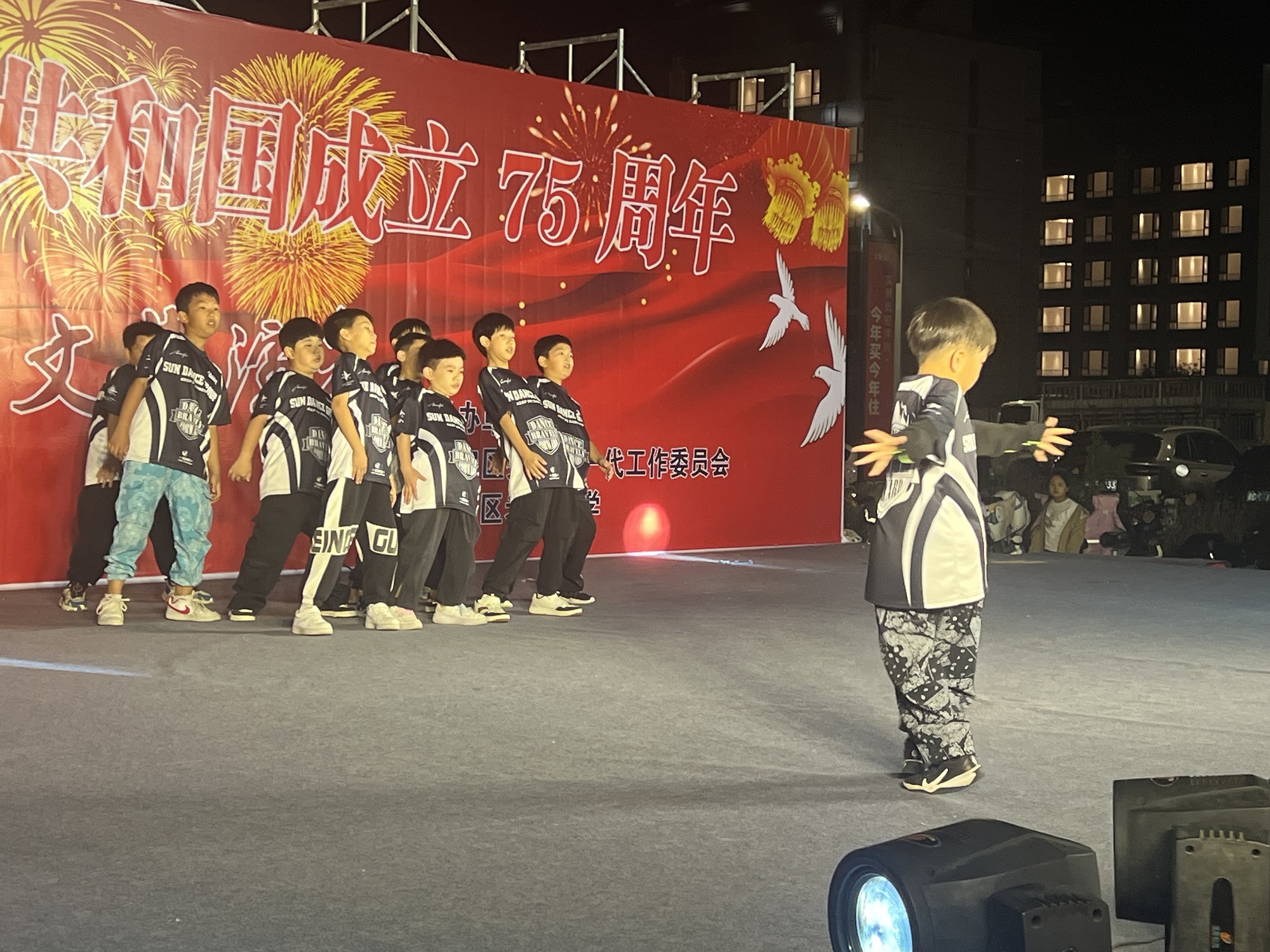 1727521244335761.jpg 少儿街舞表演.jpg