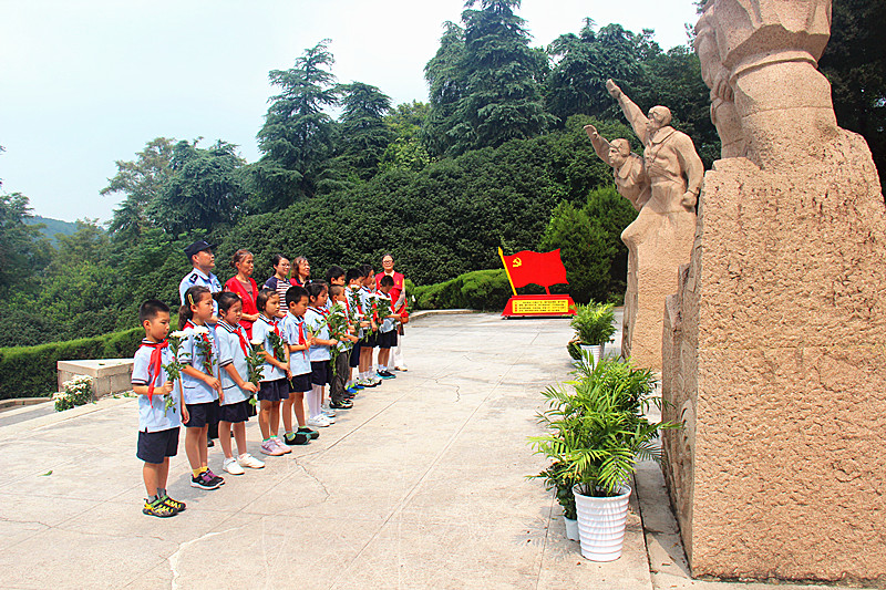 1727540397129361.jpg 江苏省南京市玄武区玄武湖街道关工委联合开展“烈士纪念日”缅怀纪念活动(2).jpg