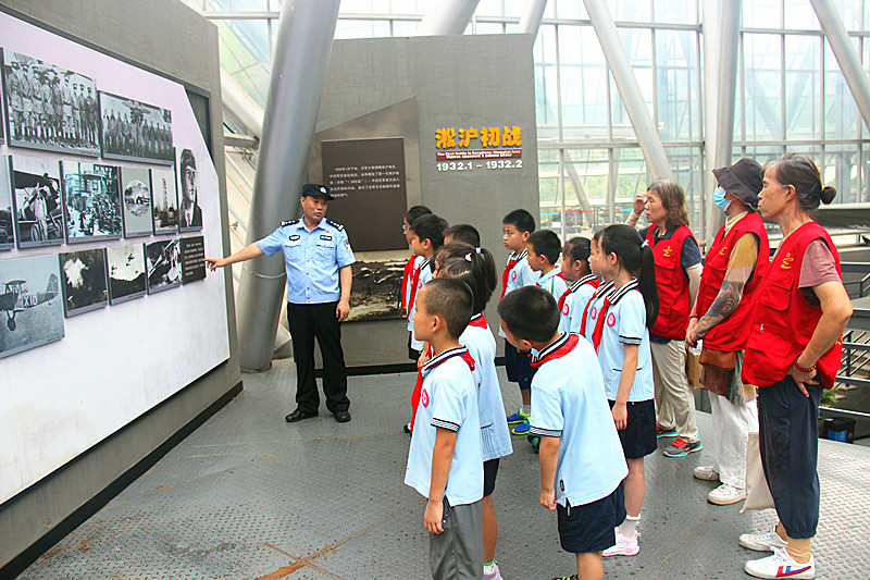 1727540420360208.jpg 江苏省南京市玄武区玄武湖街道关工委联合开展“烈士纪念日”缅怀纪念活动(5).jpg