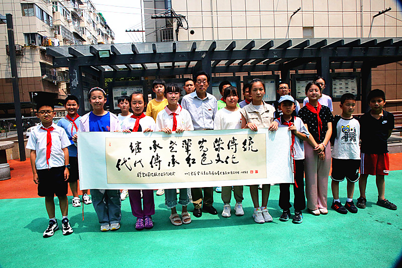 1727541054328351.jpg 江苏省南京市建邺区沙洲街道莲花南苑社区关工委开展家庭红色记忆课堂(3).jpg