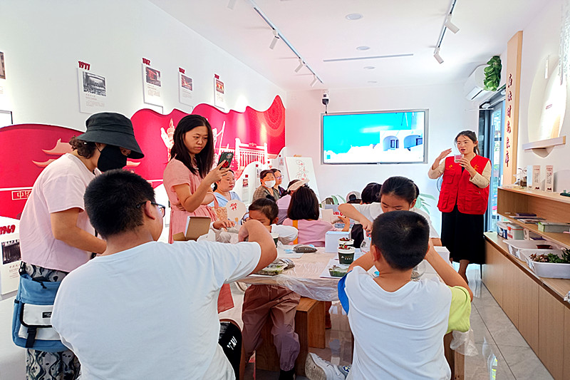 1727650655579277.jpg 江苏省南京市玄武区蒋王庙社区关工委联合开展“相伴自然共成长”植物生态瓶制作活动(2).jpg
