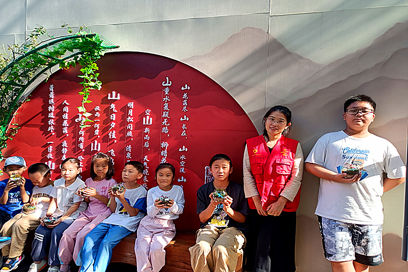 1727650683402580.jpg 江苏省南京市玄武区蒋王庙社区关工委联合开展“相伴自然共成长”植物生态瓶制作活动(5).jpg