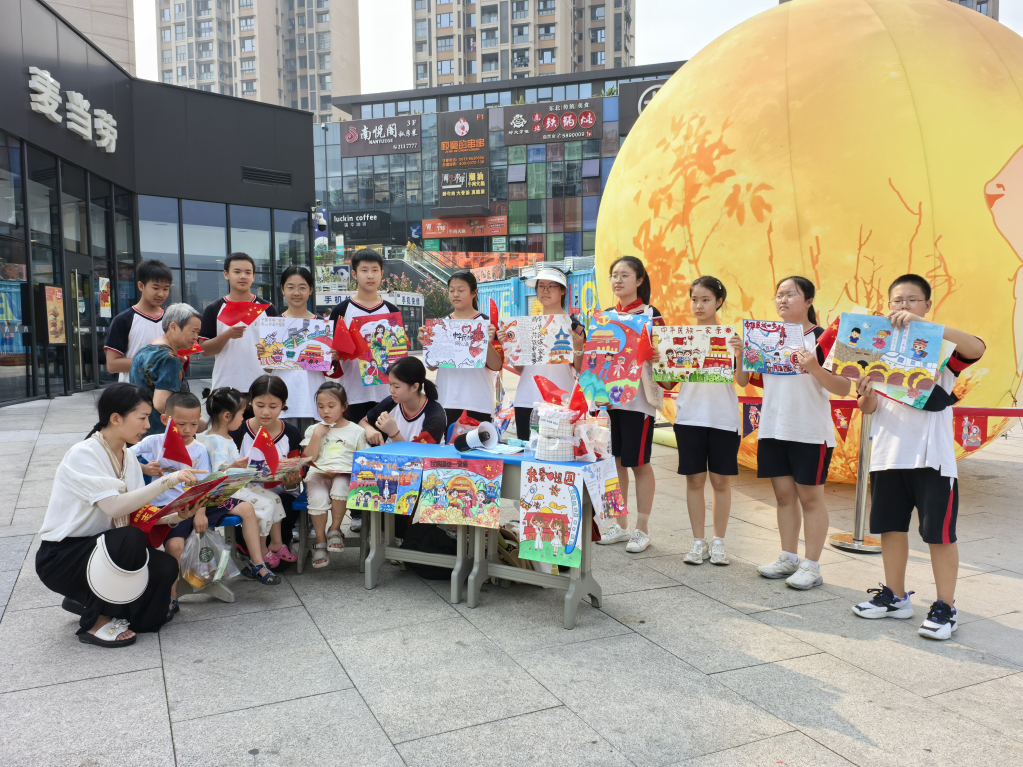 汇东实验学校的志愿者在南悦里开展志愿活动.jpg