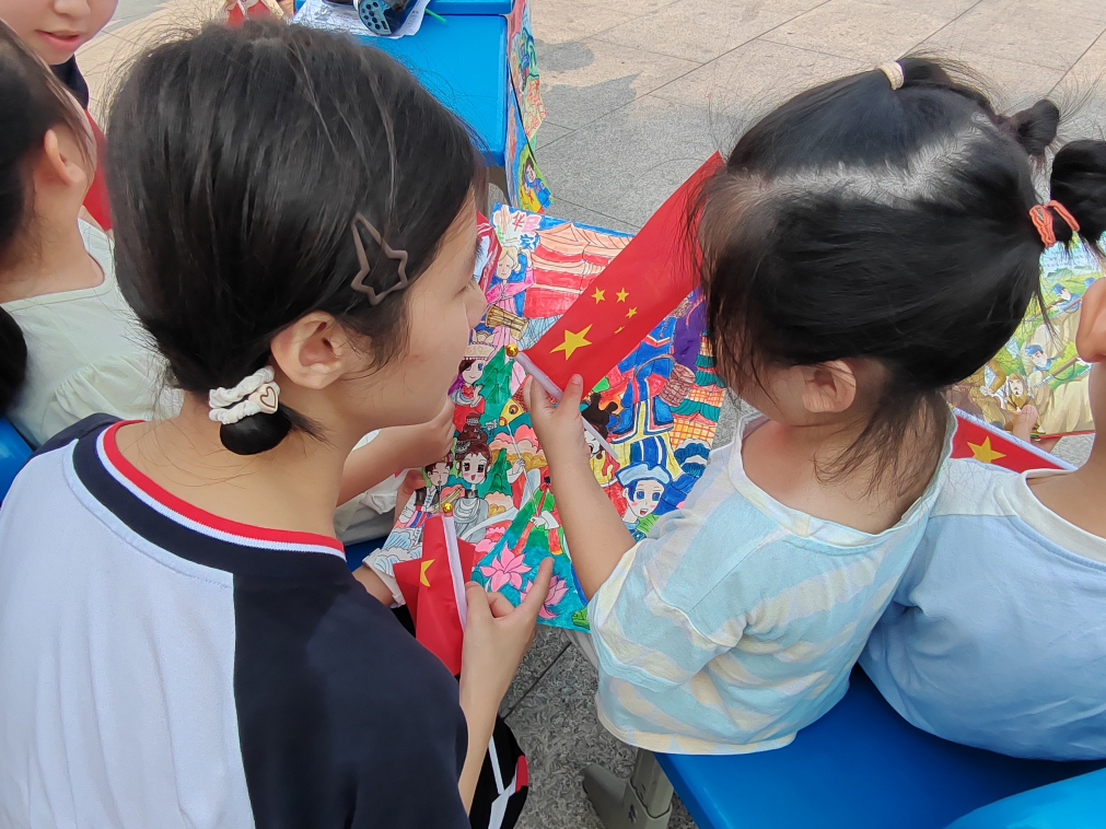 汇东实验学校的志愿者在社区开展志愿活动.jpg
