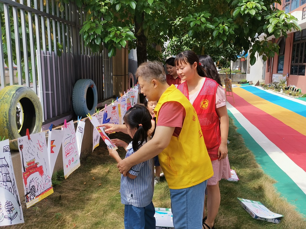 “五老”、社区志愿者和小朋友、家长一起参观画展1.jpg