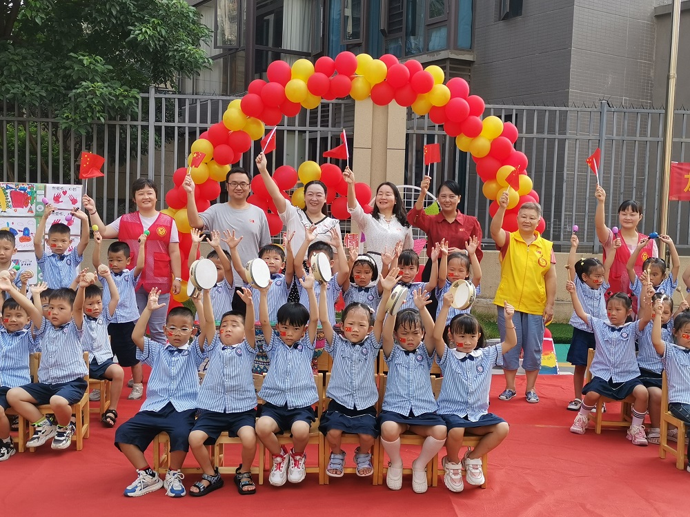 社区、“五老”志愿者和校方代表一起同台大合唱《歌唱祖国》1.jpg