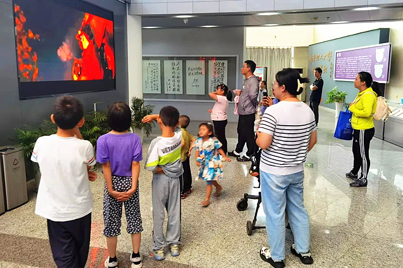 1727737581330119.jpg 江苏省南京市玄武区农科院社区关工委开展“铸国防之魂,育少年英才”国防教育实践活动(1).jpg
