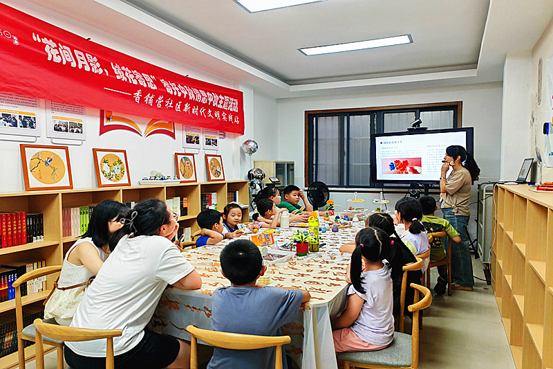 1727737732189083.jpg 江苏省南京市玄武区香铺营社区关工委开展“朵朵绒花迎中秋”文明实践活动(1).jpg