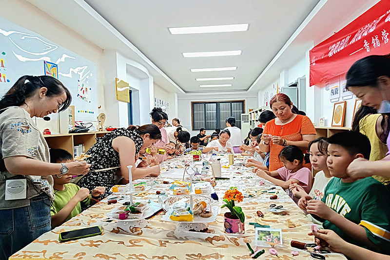 1727737742525499.jpg 江苏省南京市玄武区香铺营社区关工委开展“朵朵绒花迎中秋”文明实践活动(2).jpg