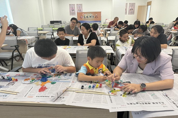 1727786960497816.jpg 松陵街道龙河、联团社区“童心映趣话光影”皮影戏科普宣传2--.jpg