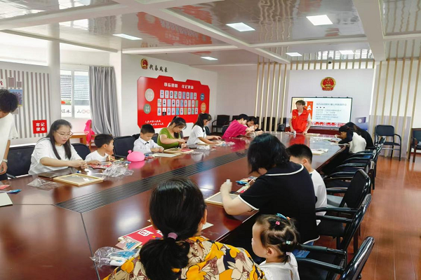 1728052556183949.png 平望镇龙南村:知五谷迎国庆,童心同画倡节俭.png