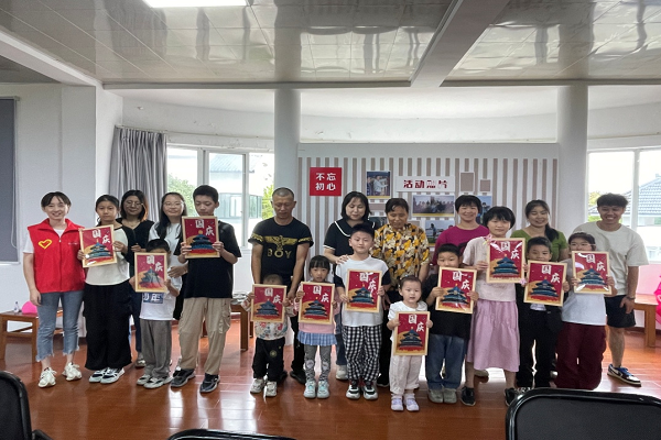 1728052571976614.png 平望镇龙南村:知五谷迎国庆,童心同画倡节俭2.png