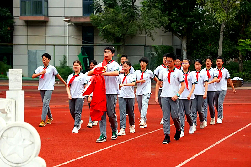江苏省南京市建邺区“五老”与学子共同庆祝新中国75周年华诞(1).jpg