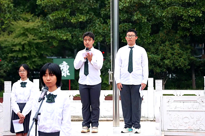 江苏省南京市建邺区“五老”与学子共同庆祝新中国75周年华诞(2).jpg