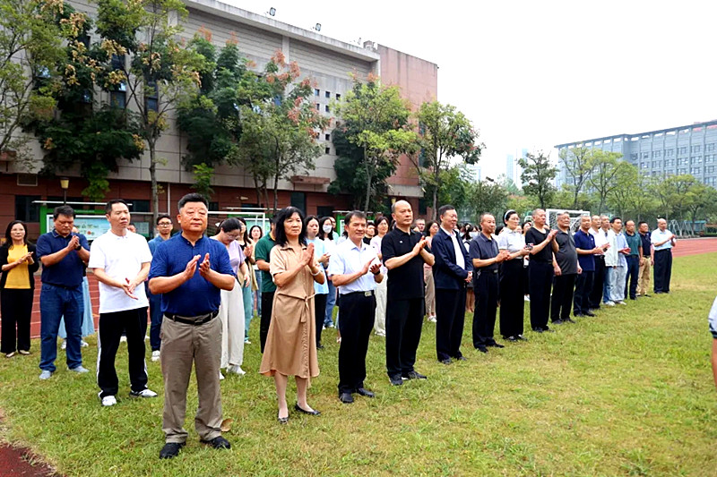 江苏省南京市建邺区“五老”与学子共同庆祝新中国75周年华诞(6).jpg