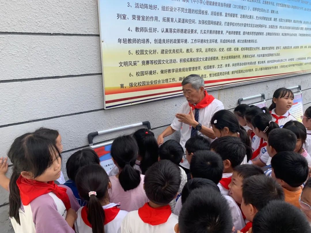 1728211494529356.jpg 9月30日,泰州市高新高港区胡庄镇“‘五老’红色宣讲工作室”领衔人史根银走进泰州市大泗学校,以《在家训感召下的新四军老兵史保东》为题,宣讲革命前辈的英勇事迹,孩子们静心聆听,深受教育。(张振余 孔维辉).jpg