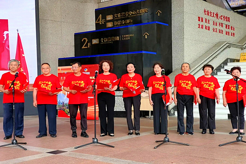 1728256870737253.jpg 江苏省南京市玄武区长江路社区关工委联合开展了“盛世中国辉煌路,七十五载齐欢腾”广场活动 (4).jpg