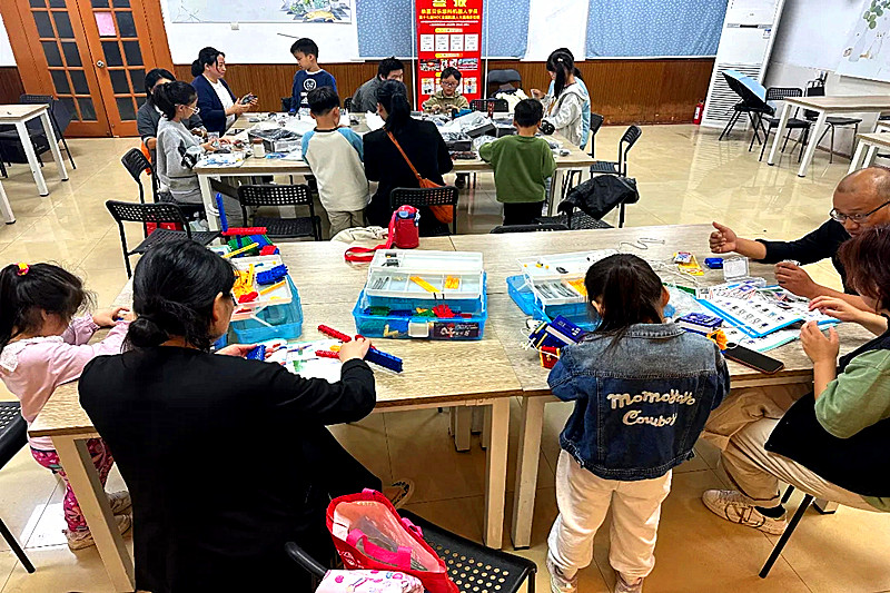 1728427257786448.jpg 江苏省南京市玄武区新街口街道关工委开展《科技课堂——机器人编程》活动(2).jpg