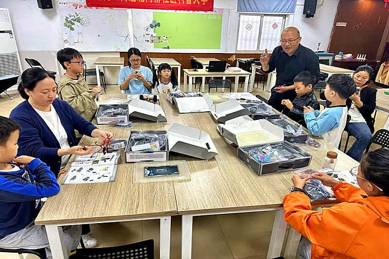 1728427264984174.jpg 江苏省南京市玄武区新街口街道关工委开展《科技课堂——机器人编程》活动(3).jpg