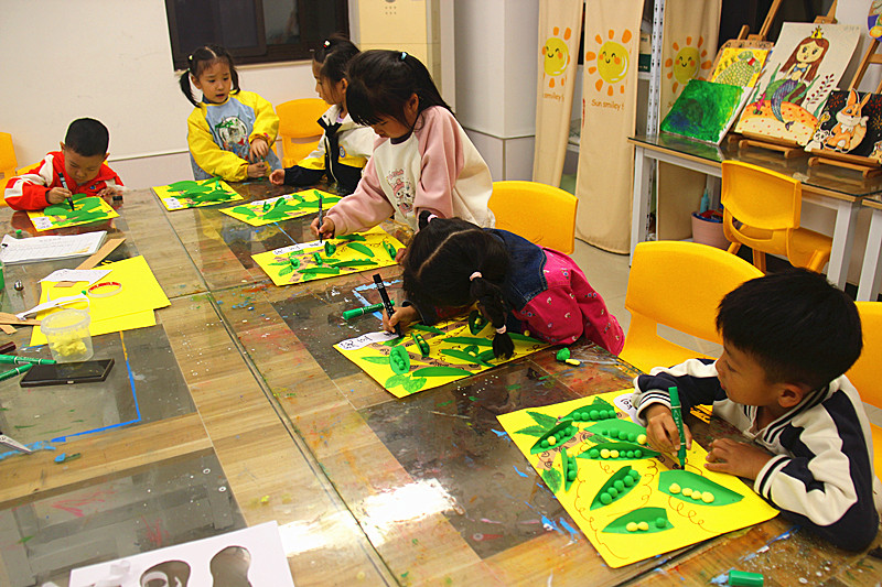 1728515420107228.jpg 玄武湖街道樱驼花园社区关工委组织青少年开展“豌豆荚”手工制作活动(2).jpg