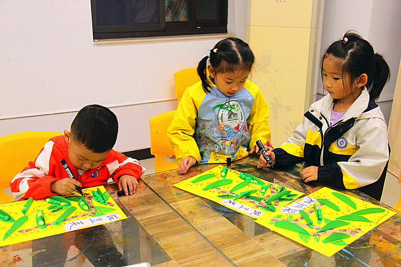 1728515436499259.jpg 玄武湖街道樱驼花园社区关工委组织青少年开展“豌豆荚”手工制作活动(5).jpg
