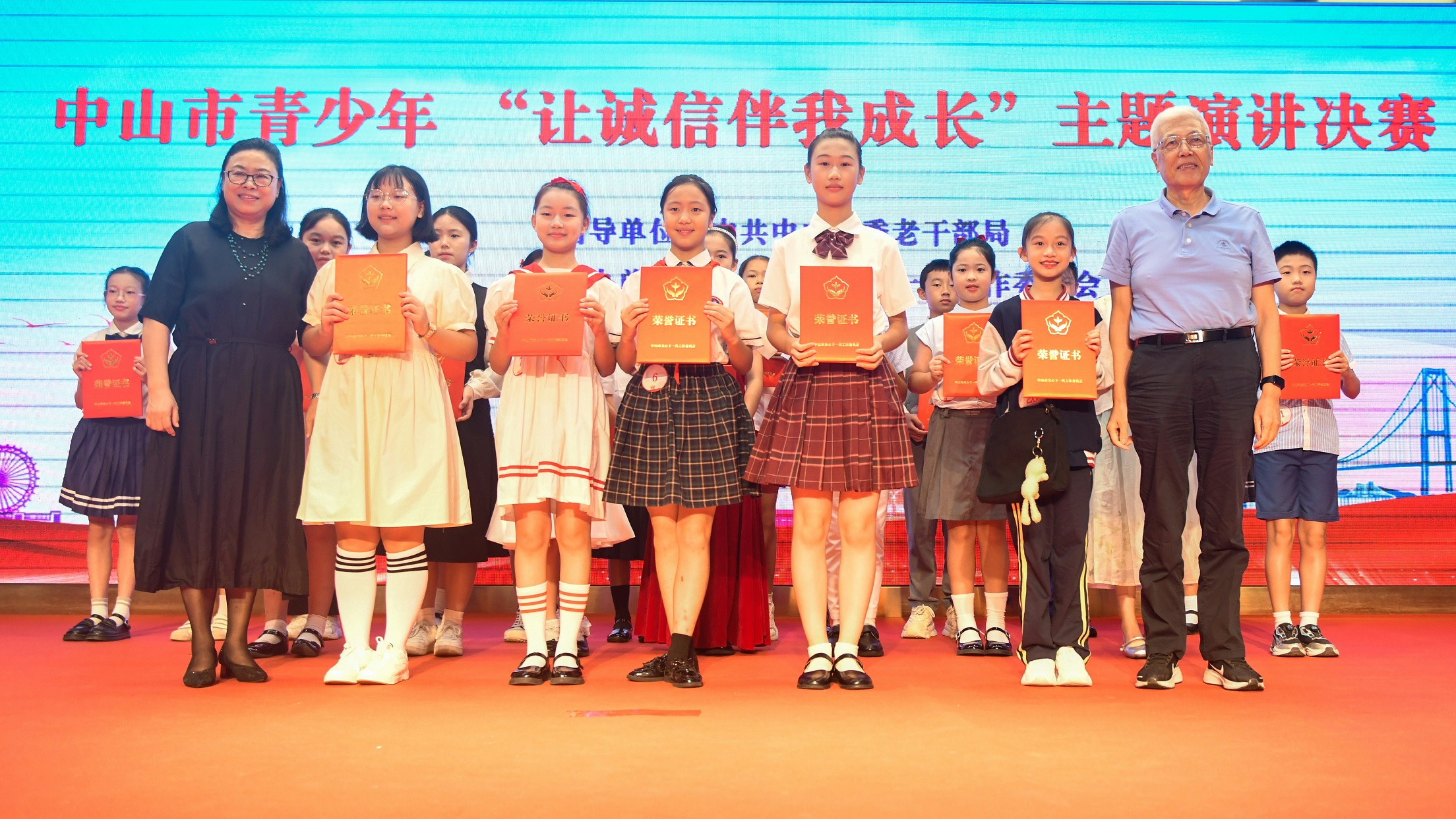 1728611219704444.jpg 4.一等奖获奖选手合影(第一排右边第二个为我区选手谢立童).jpg