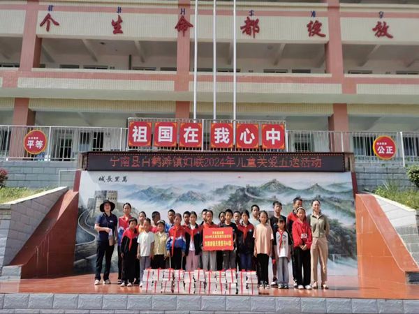 1728611854750503.jpg 赠书现场.jpg