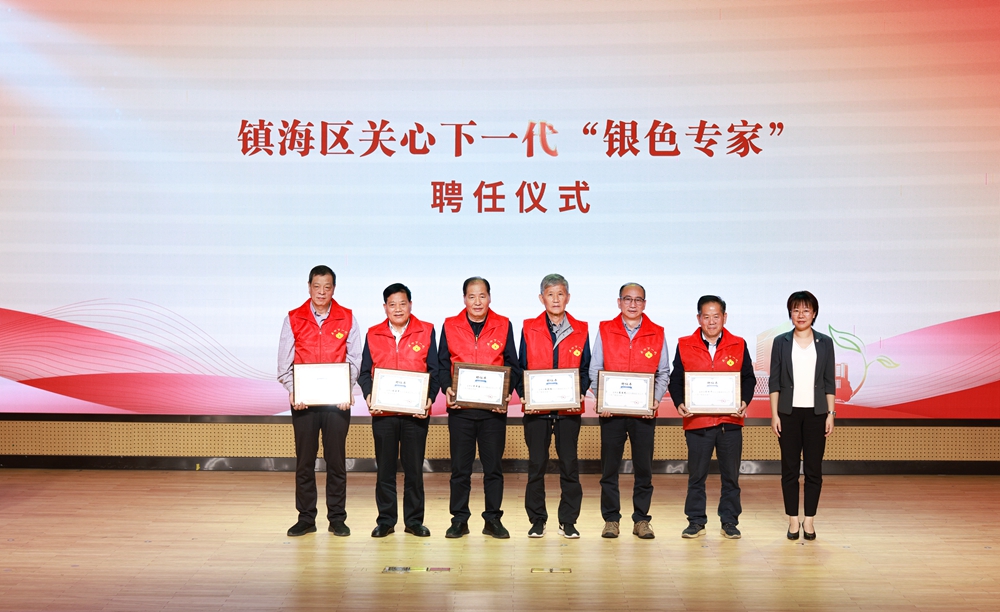 1728615227639865.jpg 区委常委石雅洁颁发证书_副本.jpg