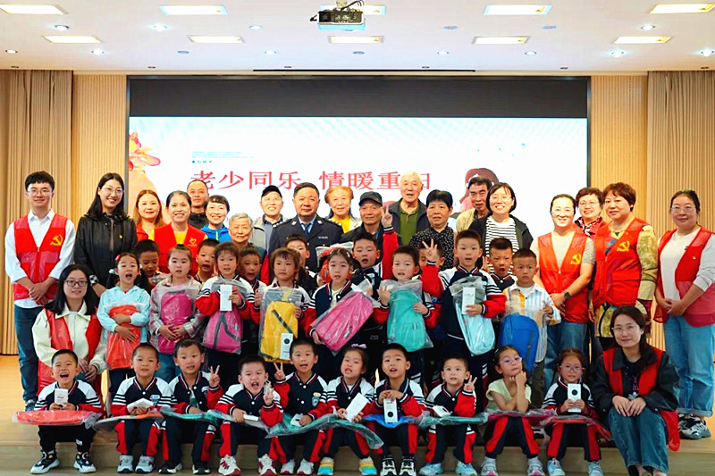 1728690011335457.jpg 江苏省南京市玄武区北安门社区关工委开展“老少同乐,情暖重阳” 为主题的重阳节活动(5).jpg