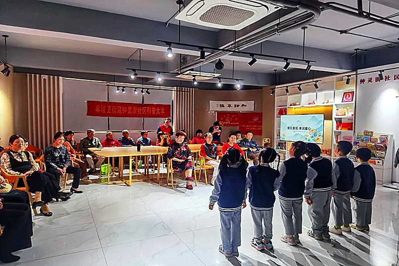 1728690144749051.jpg 江苏省南京市玄武区钟灵街社区关工委开展“爱在重阳,孝润童心”重阳节主题活动(1).jpg