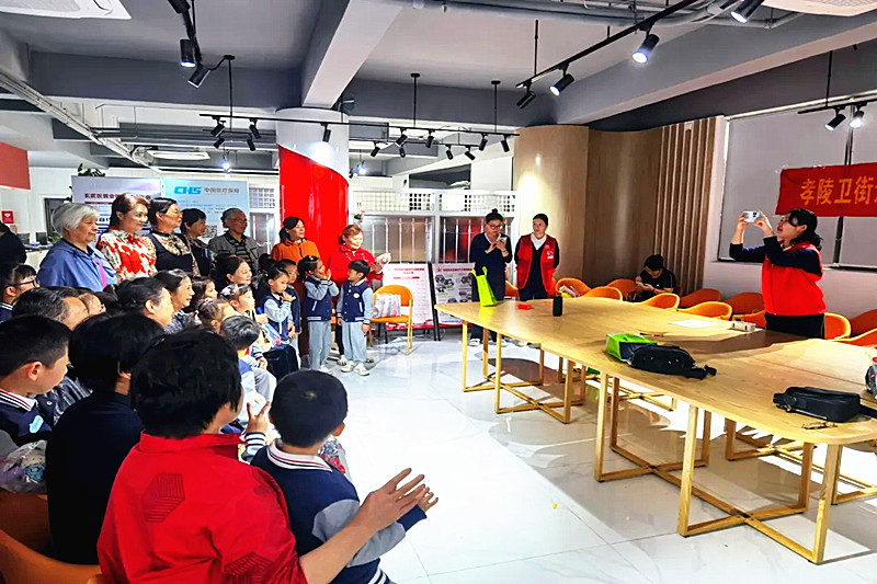 1728690153394543.jpg 江苏省南京市玄武区钟灵街社区关工委开展“爱在重阳,孝润童心”重阳节主题活动(2).jpg