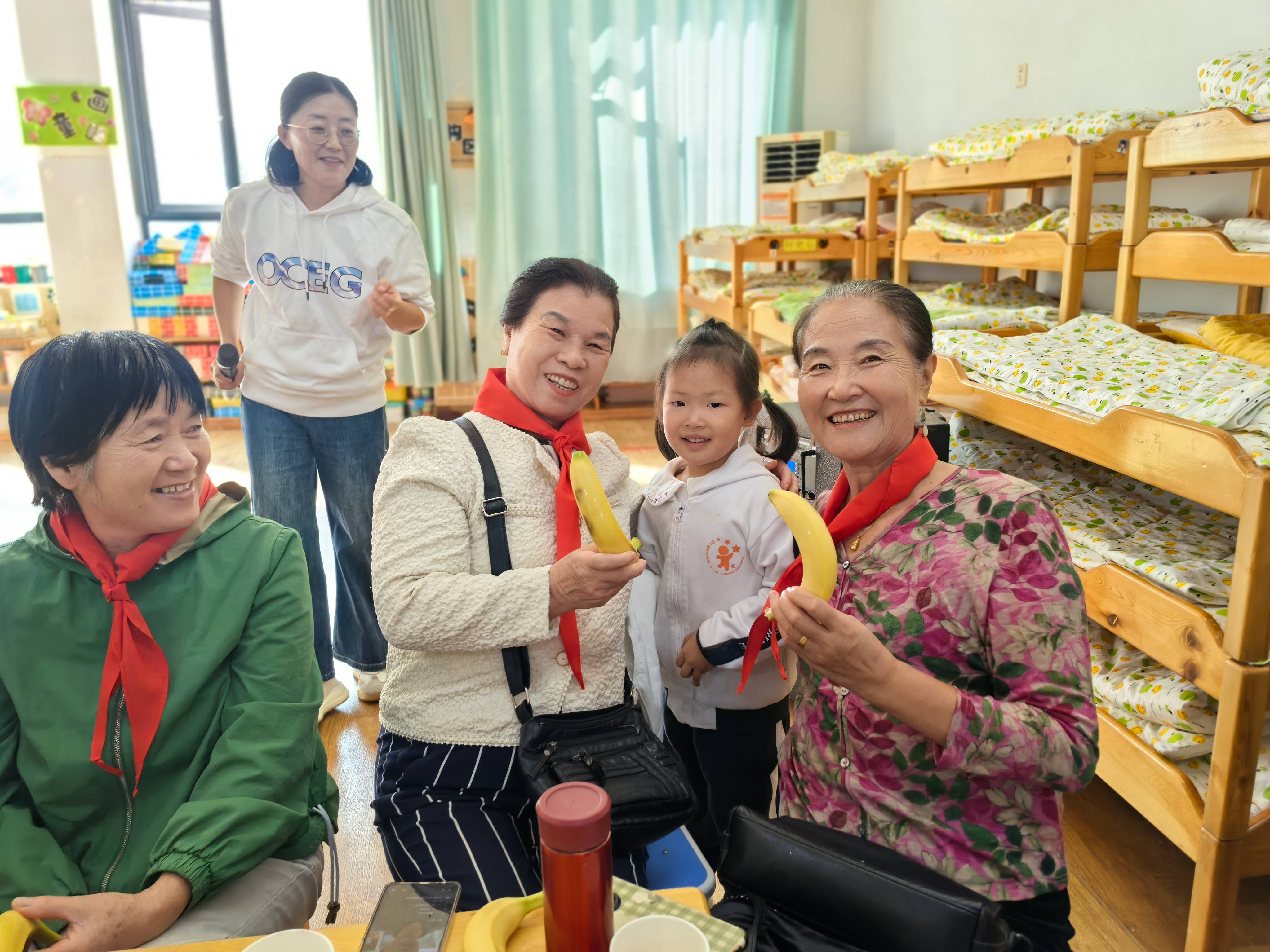 小朋友们为爷爷奶奶送上水果与茶水 (3).jpg