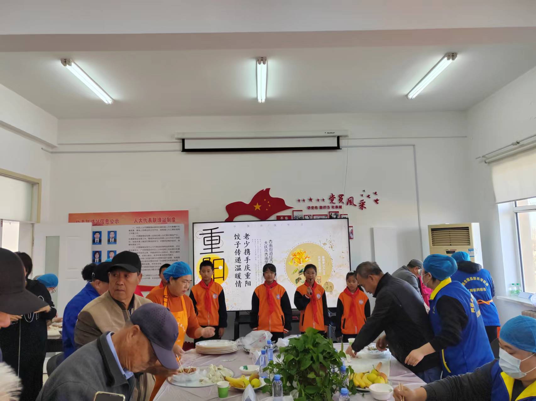 大庆市红岗区杏南街道红杏社区关工小组与杏南一小精心组织了一场“老少携手庆重阳，饺子传递温暖情”的重阳节活动 (4).jpg